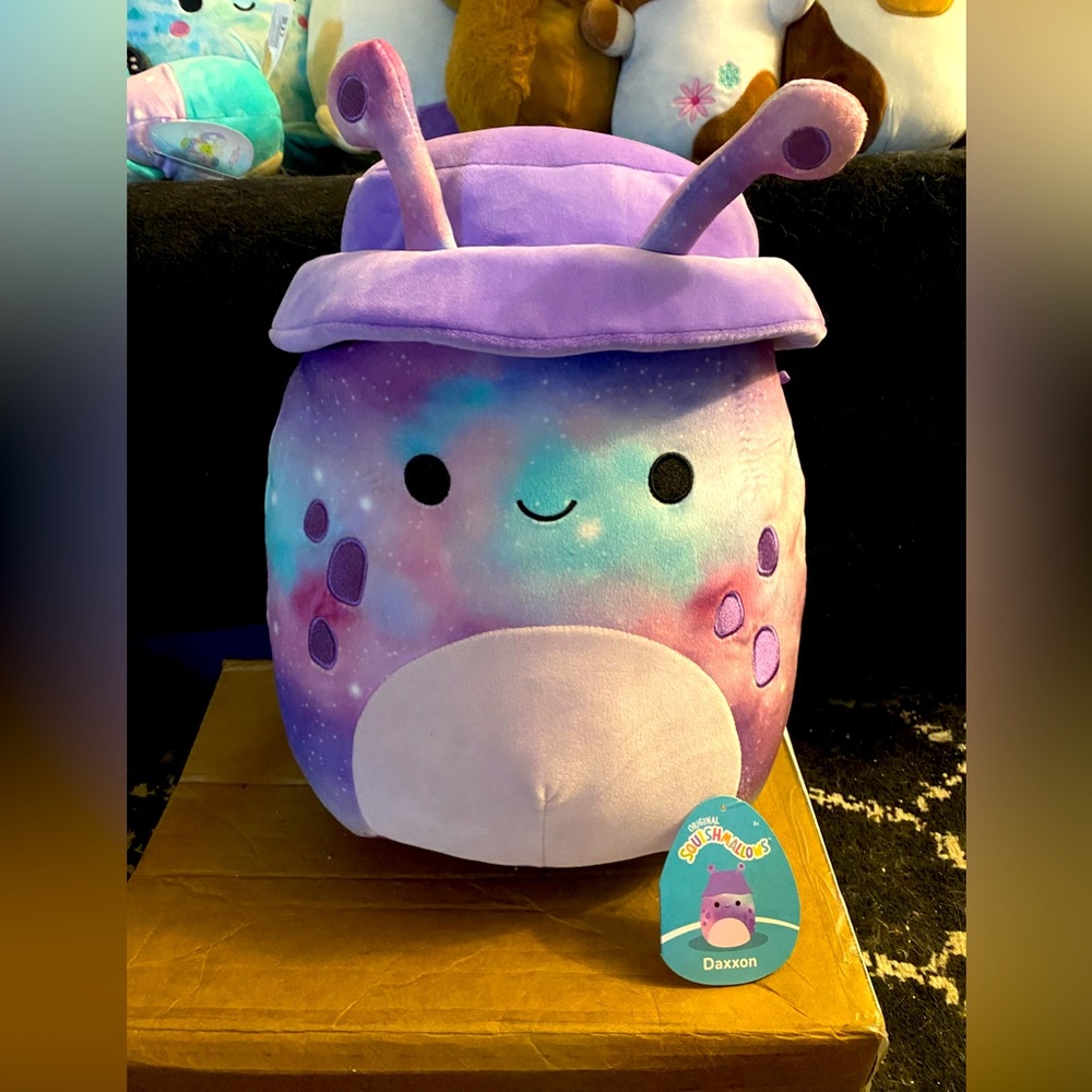 NWT 12” Daxxon the alien (buckethat) Squishmallow